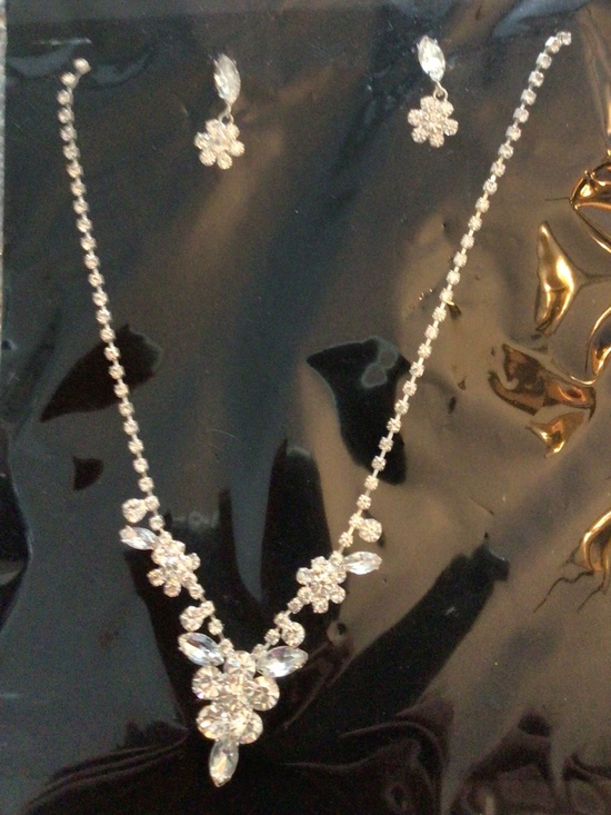Fashion Jewelry Jewelry - Brand new women’s rhinestone necklace set with pierced earrings